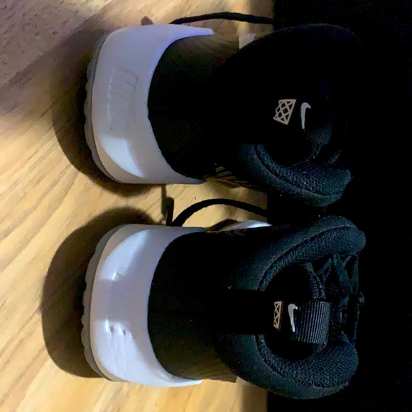 Nike AQ44224-001 size US 4.5Y - Picture 3 of 3